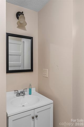 40 Sycamore Circle, Hendersonville, NC 28791