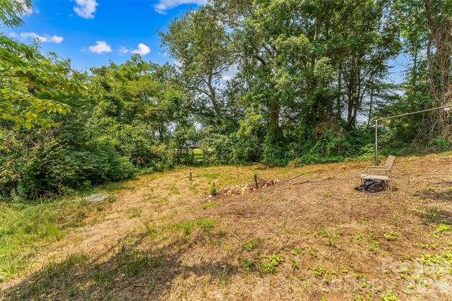 40 Sycamore Circle, Hendersonville, NC 28791