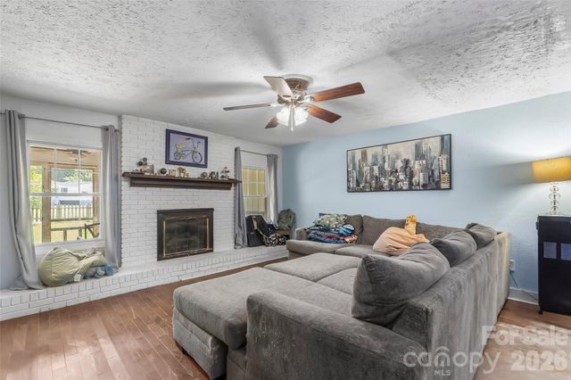 40 Sycamore Circle, Hendersonville, NC 28791