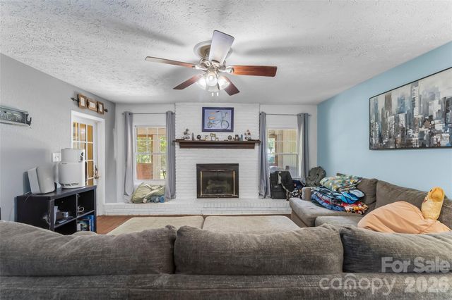 40 Sycamore Circle, Hendersonville, NC 28791