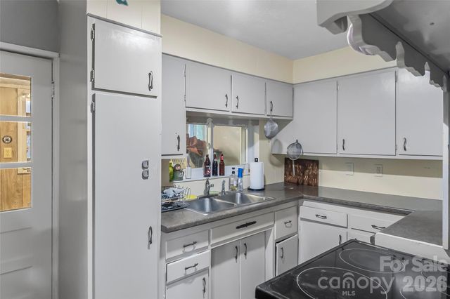 40 Sycamore Circle, Hendersonville, NC 28791