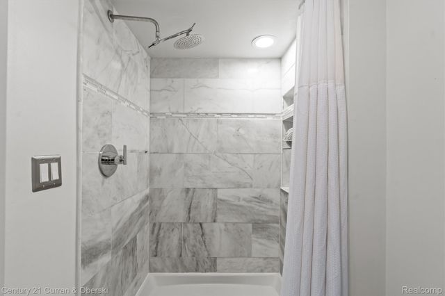 3365 Buckingham Trail, West Bloomfield Charter Township, MI 48323