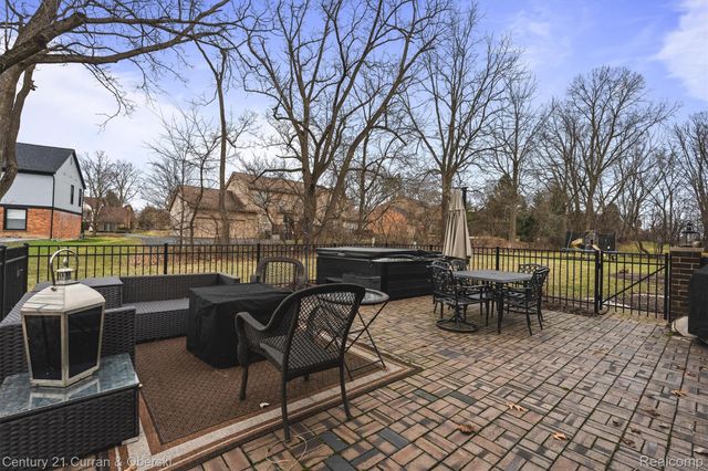 3365 Buckingham Trail, West Bloomfield Charter Township, MI 48323