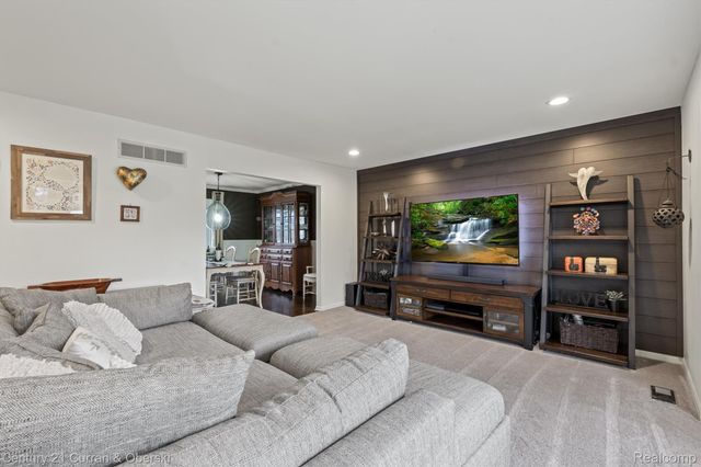 3365 Buckingham Trail, West Bloomfield Charter Township, MI 48323