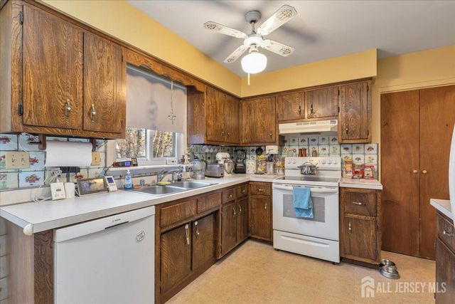 12 Lake Avenue, Franklin, NJ 08873