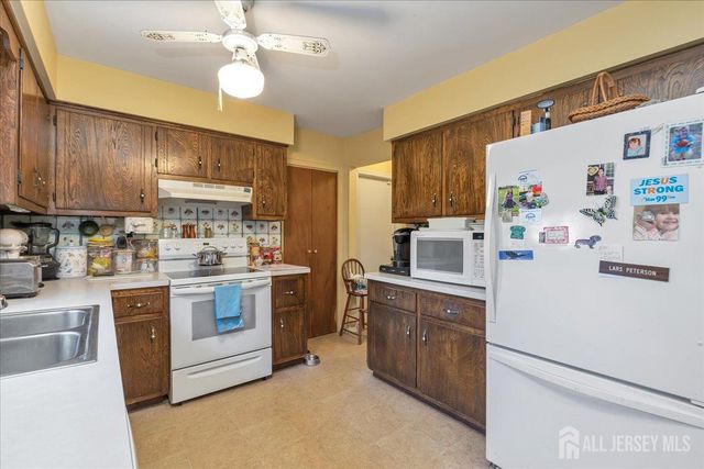 12 Lake Avenue, Franklin, NJ 08873