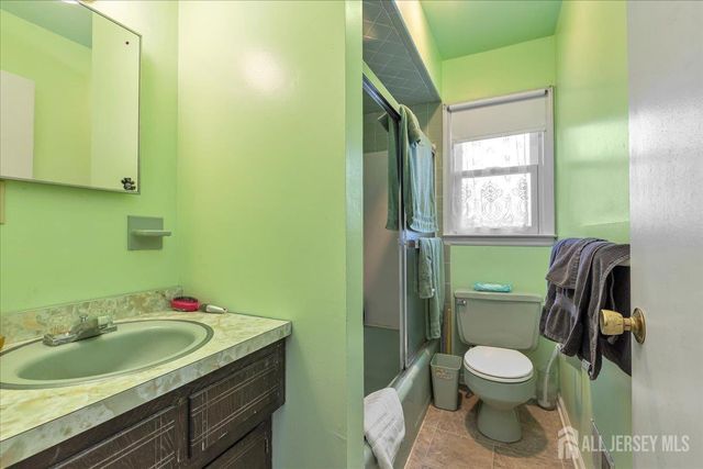 12 Lake Avenue, Franklin, NJ 08873