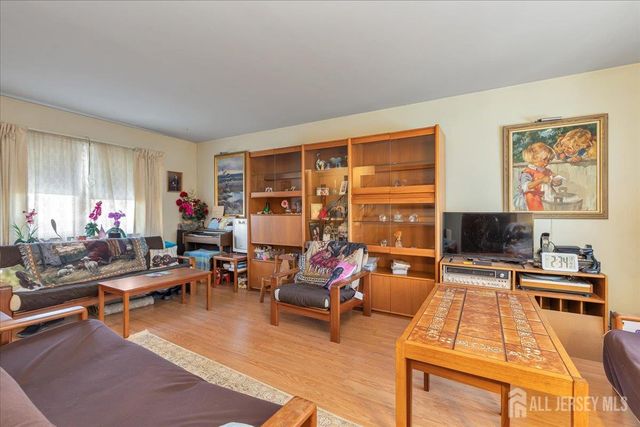 12 Lake Avenue, Franklin, NJ 08873