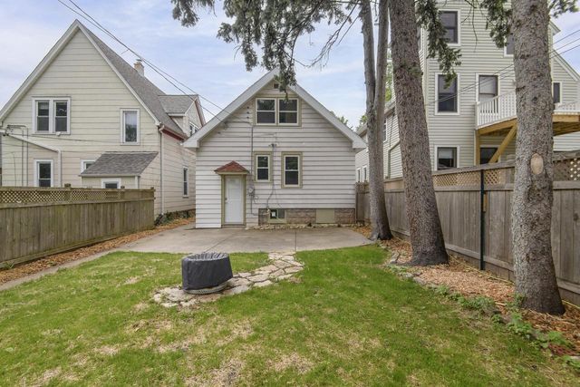 3226 N Newhall STREET, Milwaukee, WI 53211