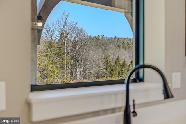 237 FOGGY BOTTOM LN, Berkeley Springs, WV 25411