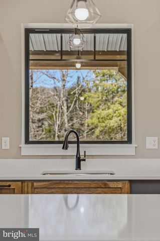 237 FOGGY BOTTOM LN, Berkeley Springs, WV 25411