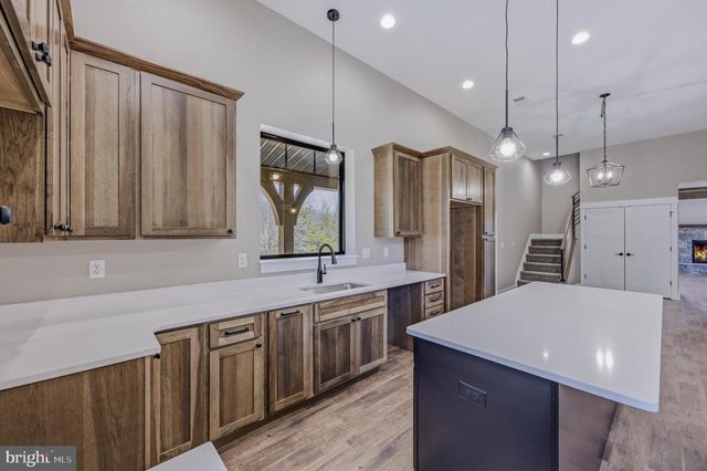 237 FOGGY BOTTOM LN, Berkeley Springs, WV 25411