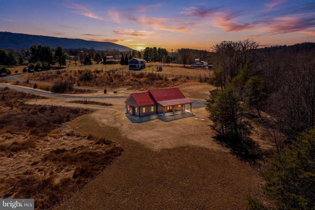 237 FOGGY BOTTOM LN, Berkeley Springs, WV 25411