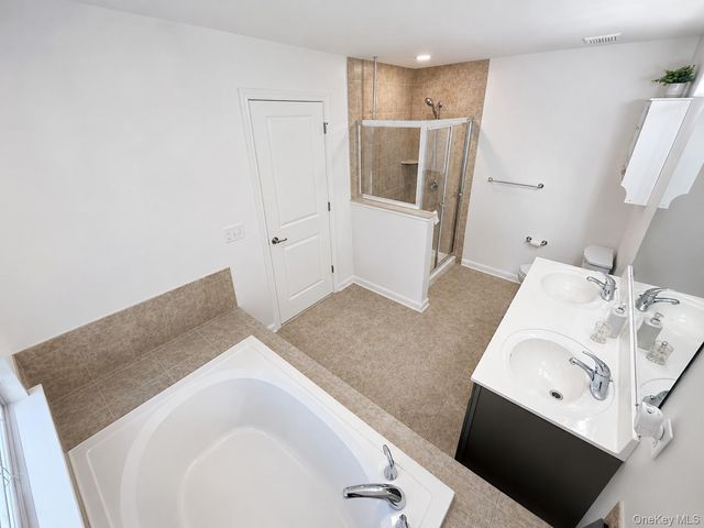 37 Lindentree Lane, Middletown, NY 10940