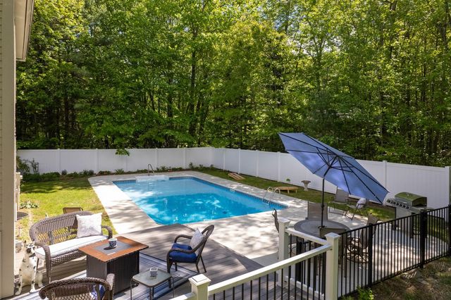 10 Hobbs Road, Lee, NH 03861