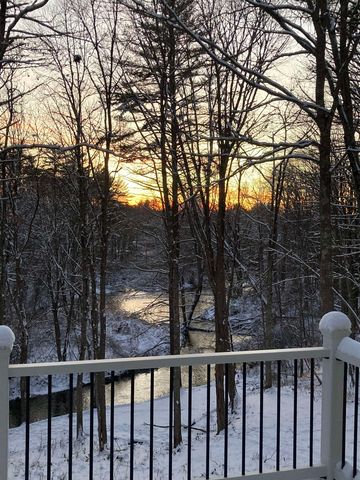 10 Hobbs Road, Lee, NH 03861