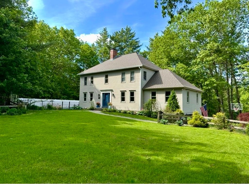 10 Hobbs Road, Lee, NH 03861