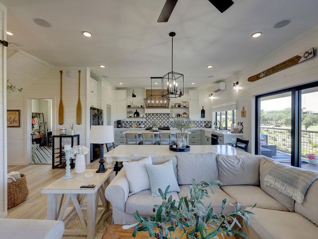 22516 Felicia DR, Spicewood, TX 78669