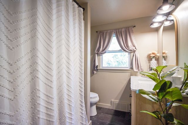 70 S Tallyho Dr 70, Springfield, MA 01118