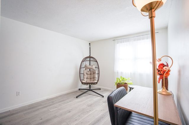 70 S Tallyho Dr 70, Springfield, MA 01118