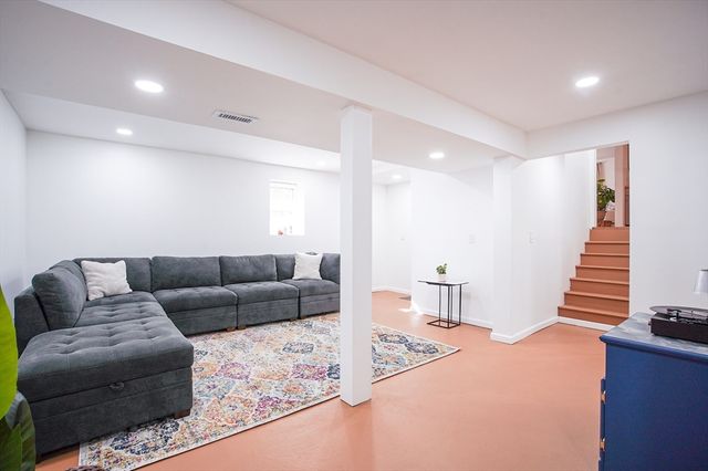 70 S Tallyho Dr 70, Springfield, MA 01118