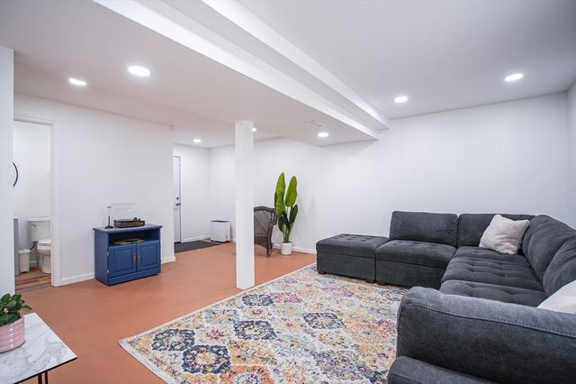 70 S Tallyho Dr 70, Springfield, MA 01118