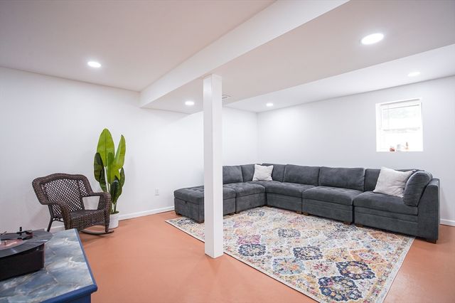 70 S Tallyho Dr 70, Springfield, MA 01118