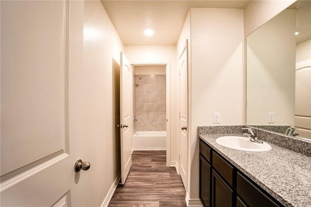 220 Sunnymeade LN, Jarrell, TX 76537