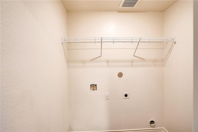 220 Sunnymeade LN, Jarrell, TX 76537