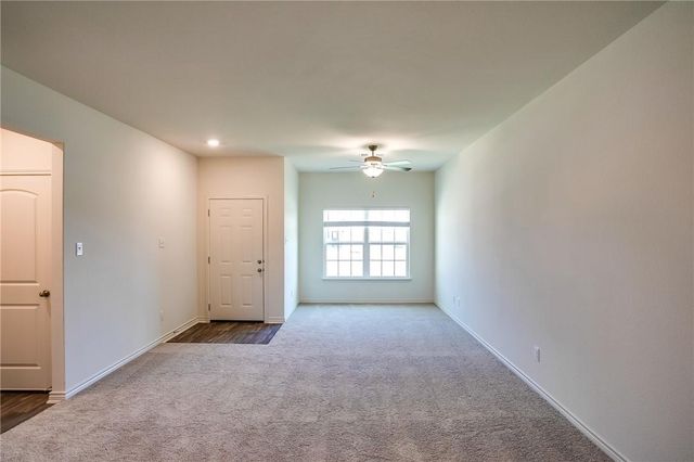 220 Sunnymeade LN, Jarrell, TX 76537