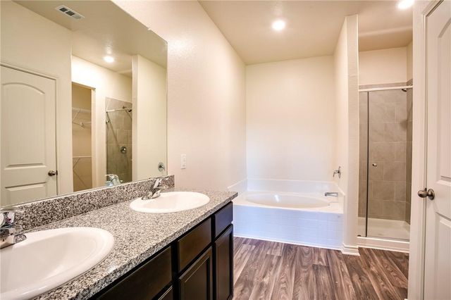 220 Sunnymeade LN, Jarrell, TX 76537