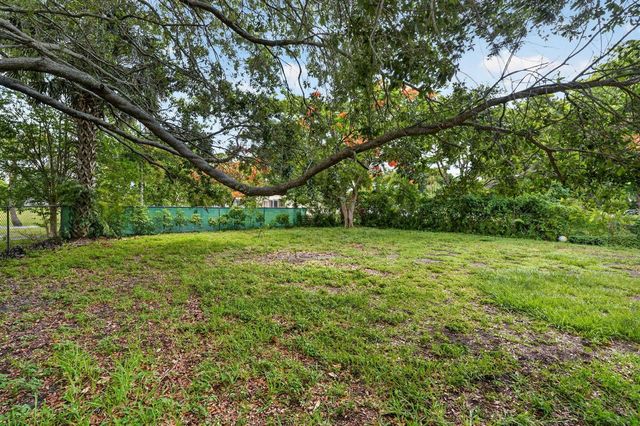 8669 Nashua Drive, Palm Beach Gardens, FL 33418