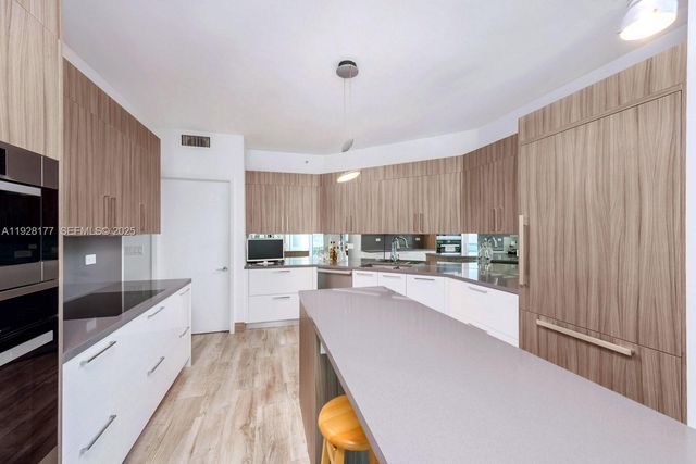 300 S Pointe Dr 1701, Miami Beach, FL 33139