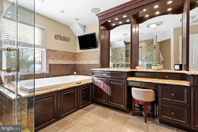 165 VALLEY DR, Southampton, PA 18966