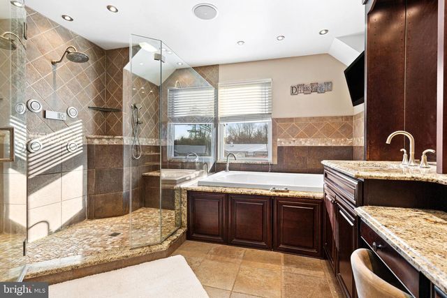 165 VALLEY DR, Southampton, PA 18966