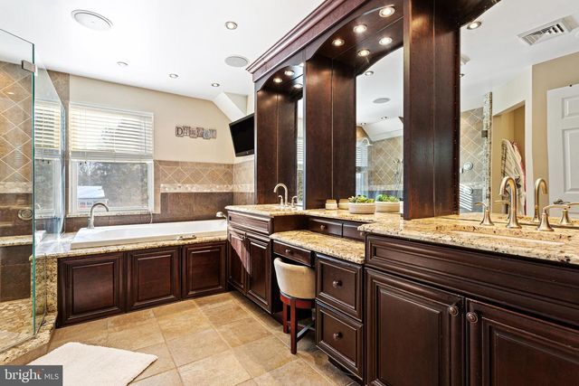 165 VALLEY DR, Southampton, PA 18966