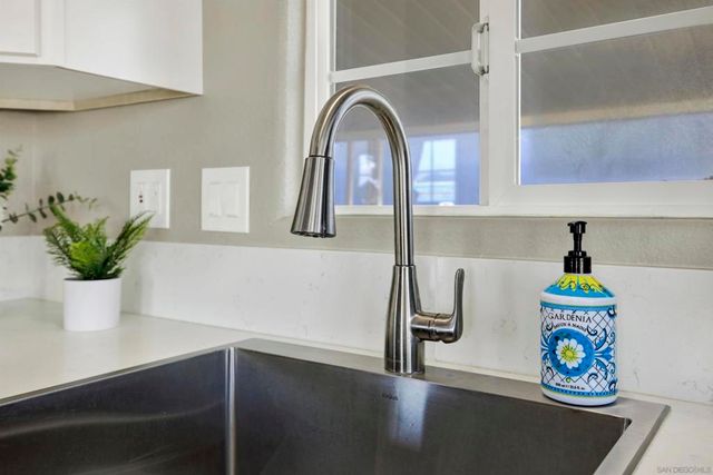 245 W Bobier Dr 23, Vista, CA 92083