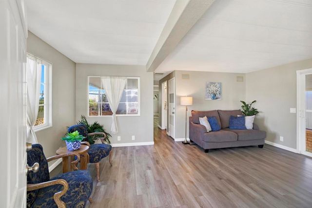 245 W Bobier Dr 23, Vista, CA 92083