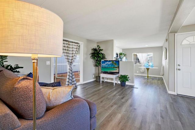 245 W Bobier Dr 23, Vista, CA 92083