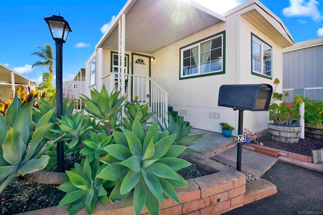 245 W Bobier Dr 23, Vista, CA 92083