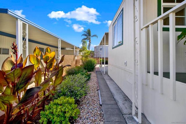 245 W Bobier Dr 23, Vista, CA 92083