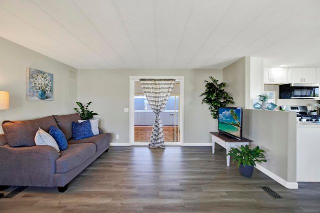 245 W Bobier Dr 23, Vista, CA 92083