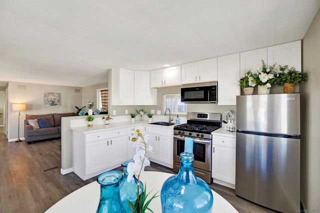 245 W Bobier Dr 23, Vista, CA 92083