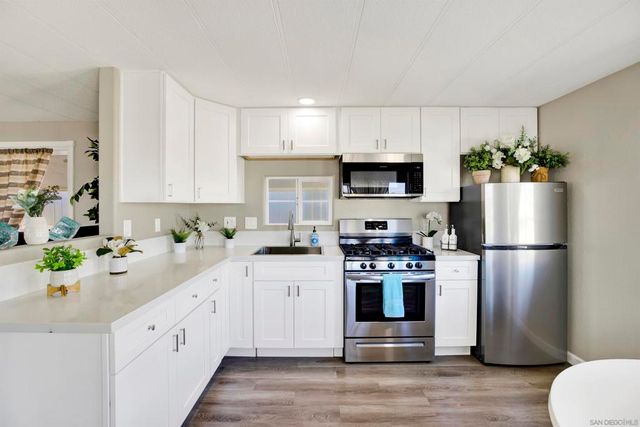 245 W Bobier Dr 23, Vista, CA 92083