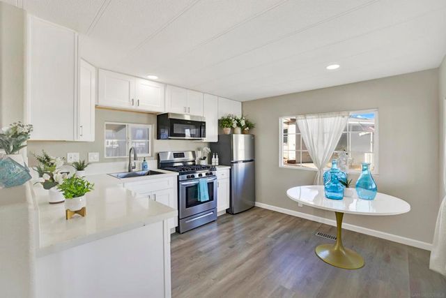 245 W Bobier Dr 23, Vista, CA 92083