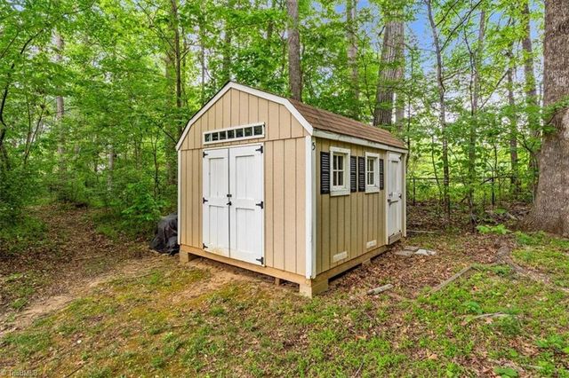 210 Hunters Glen Drive, Summerfield, NC 27358