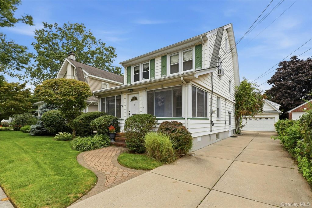 185 Crocus Avenue, Floral Park, NY 11001 — photo 2