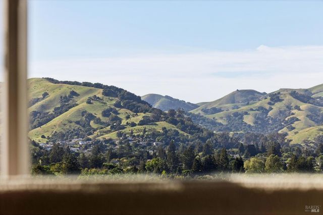 40 Miwok Dr, Novato, CA 94947