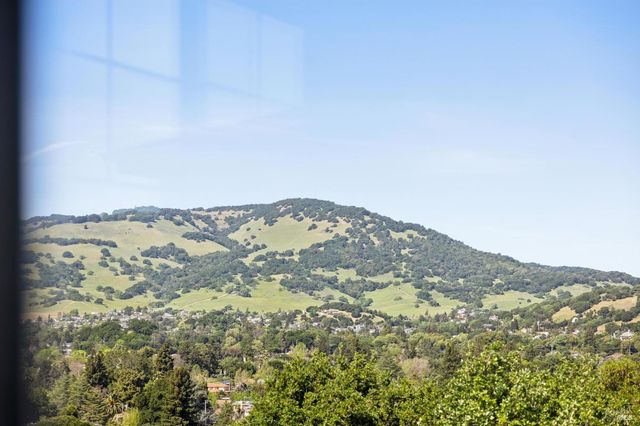 40 Miwok Dr, Novato, CA 94947