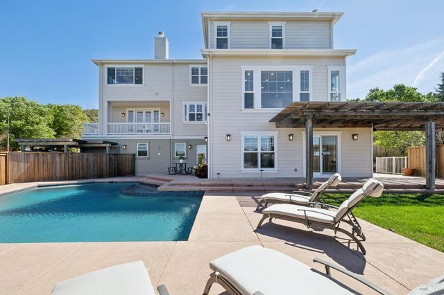 40 Miwok Dr, Novato, CA 94947